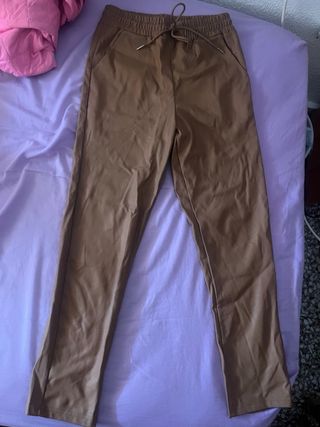 Pantalón efecto piel marrón