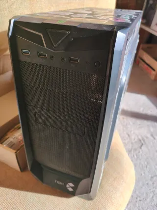 Caja ordenador Nox con pegatinas Fortnite
