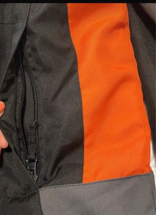 Anorak Negro y Naranja