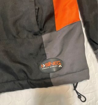 Anorak Negro y Naranja