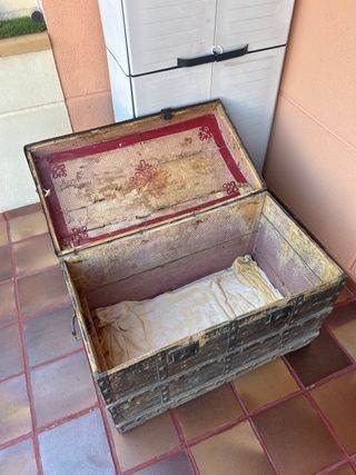 Baúl antiguo madera con tachuelas bronce