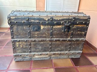 Baúl antiguo madera con tachuelas bronce