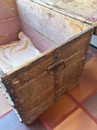 Baúl antiguo madera con tachuelas bronce