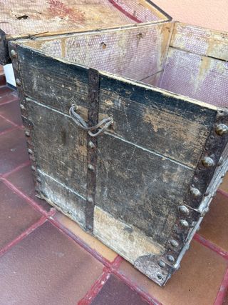 Baúl antiguo madera con tachuelas bronce