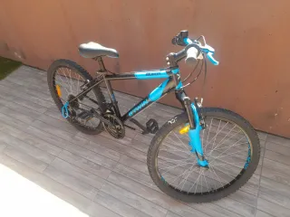 Bicicleta 24" Decathlon con pata de cabra