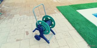 Carrito porta manguera con ruedas