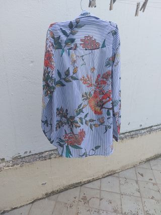 Camisa de rayas con flores