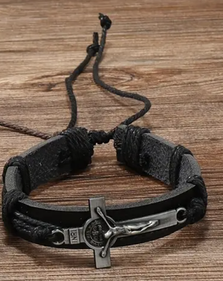 Pulsera de cuero con cruz plateada
