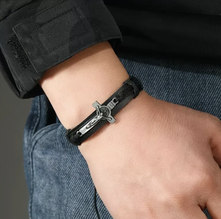 Pulsera de cuero con cruz plateada