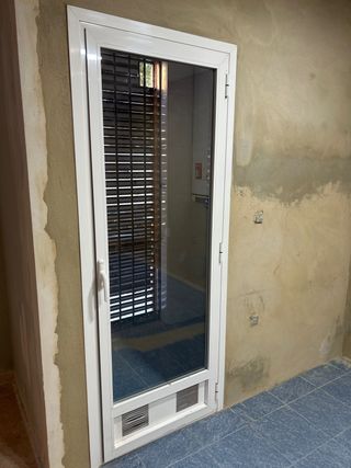 Puerta abatible PVC con cristal