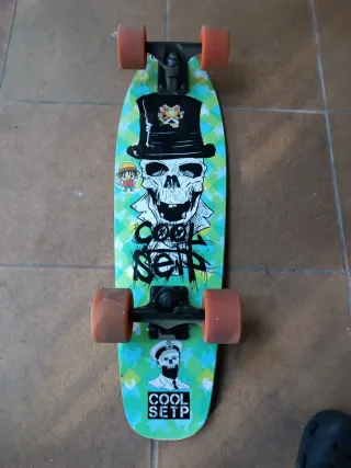 Monopatín con diseño calavera y sombrero