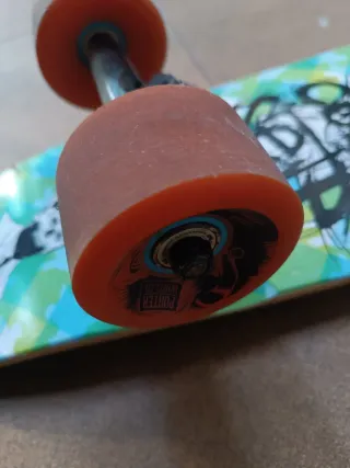 Monopatín con diseño calavera y sombrero