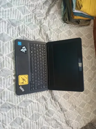 Portátil Lenovo Negro con Stickers