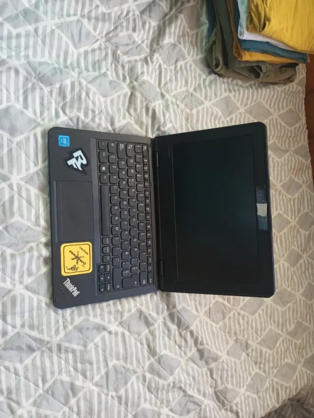 Portátil Lenovo Negro con Stickers