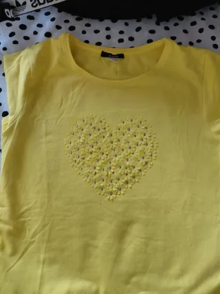 Camiseta amarilla con corazón de flores. 