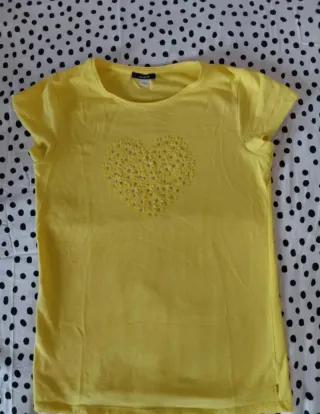 Camiseta amarilla con corazón de flores. 