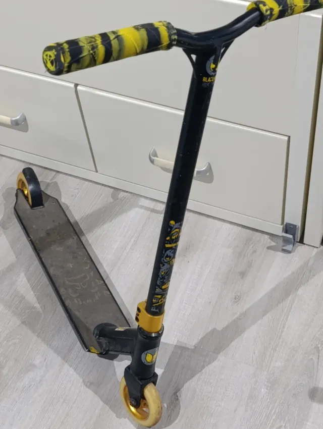 Patinete Freestyle Negro y Dorado