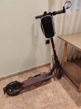 Patineta eléctrica con cargador y accesorios