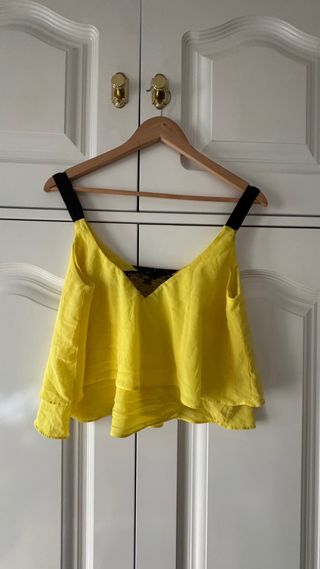 Top Zara amarillo con encaje negro