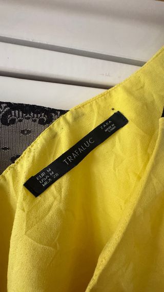 Top Zara amarillo con encaje negro