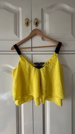 Top Zara amarillo con encaje negro