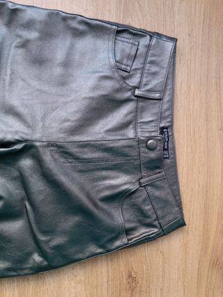 Pantalón símil piel Stradivarius plateado