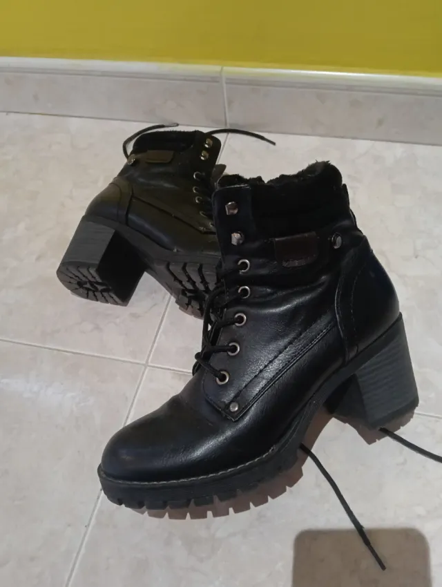 Botas negras con cordones y tacón