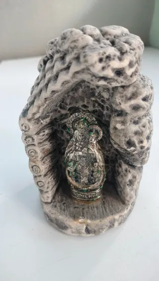 Figura religiosa de plata con detalles