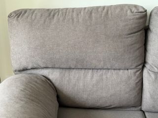 2 sofas grises de 2 plazas