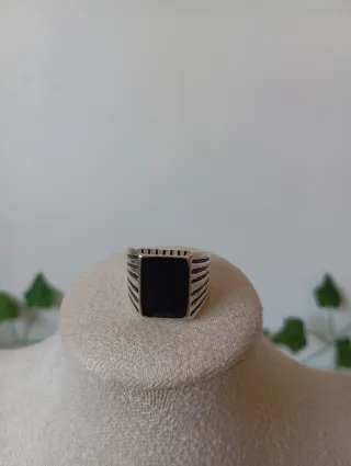 Anillo de hombre negro y plateado