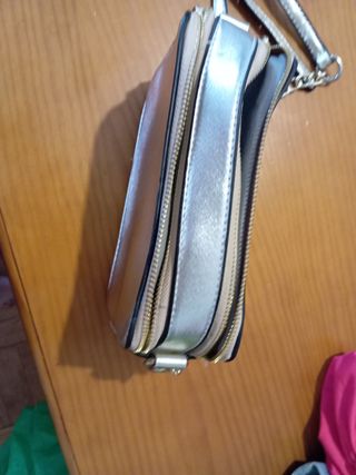 Bolso dorado y plateado