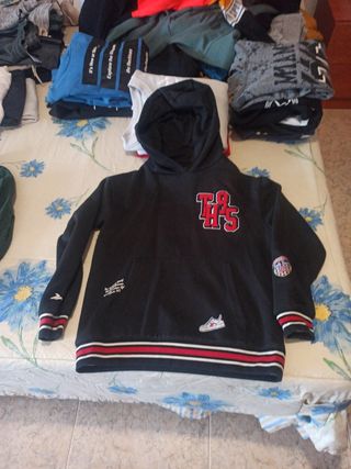 Sudadera Negra con Detalles Rojos