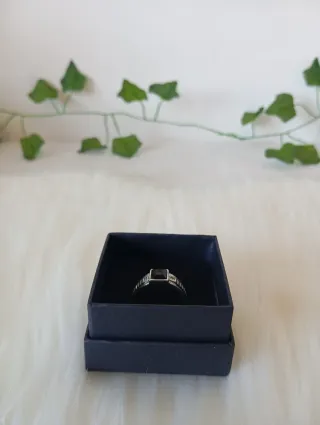 Anillo para hombre con piedra negra.