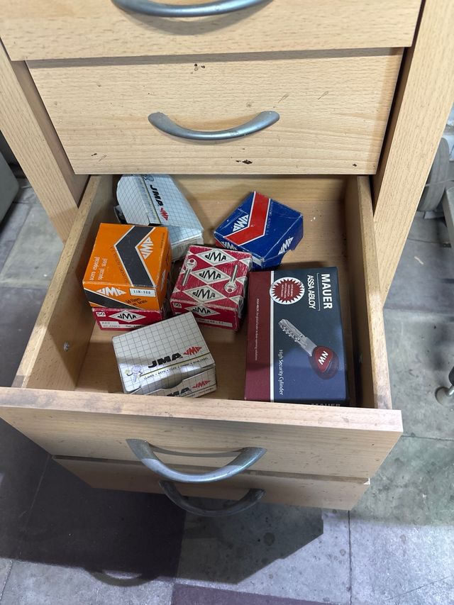 Máquina Copiadora de Llaves
con muchas llaves