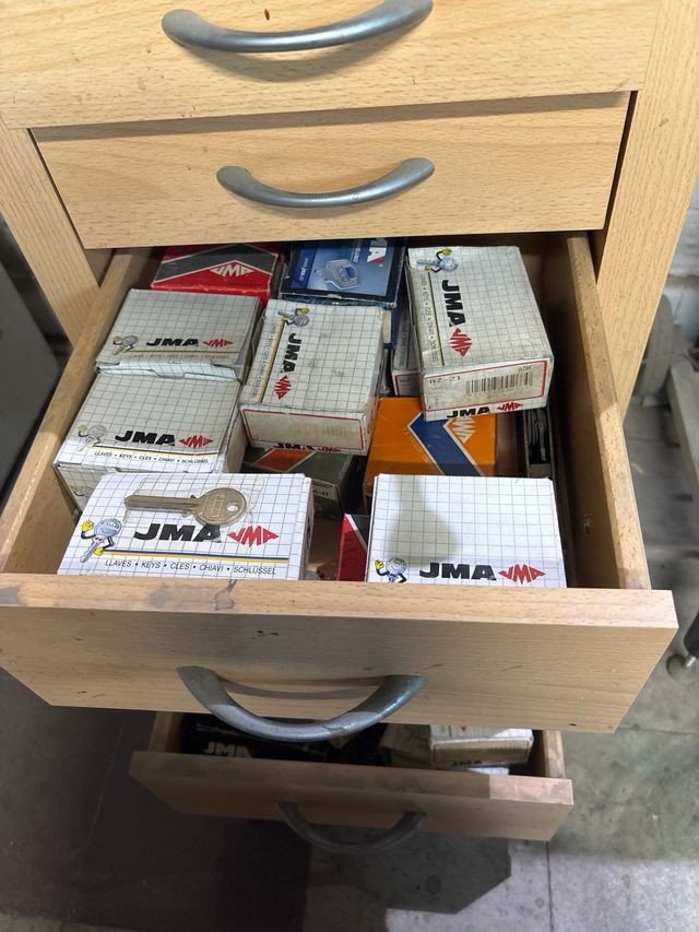 Máquina Copiadora de Llaves
con muchas llaves