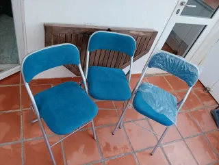 Sillas plegables de salón azul y plateado