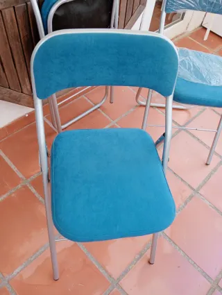 Sillas plegables de salón azul y plateado