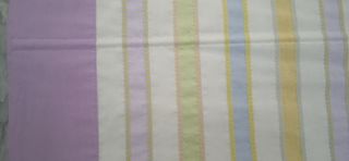 Estores de tela multicolor y morado