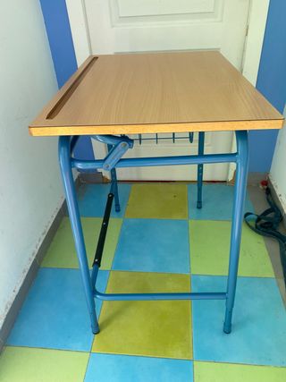 Pupitre escolar madera y metal azul
