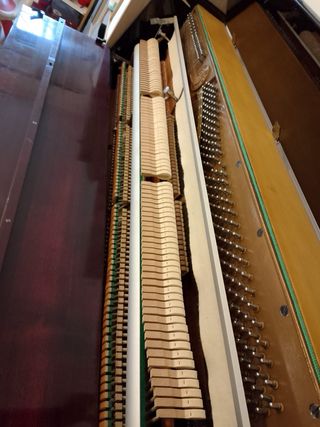 Piano de pared color negro marca Pearl River