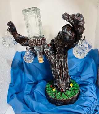 tronco botellero con copas chupitos y botella