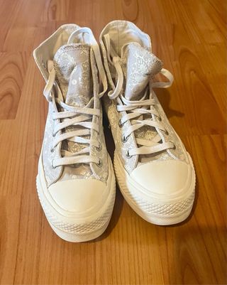 Converse Talla 35 Beige y Blanco.