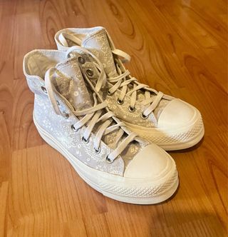 Converse Talla 35 Beige y Blanco.