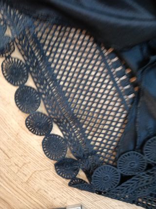 Vestido encaje . Forrado. Con cuerpo. Cuello barco