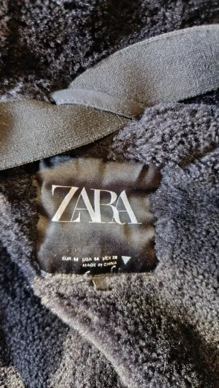 Abrigo negro Zara con capucha