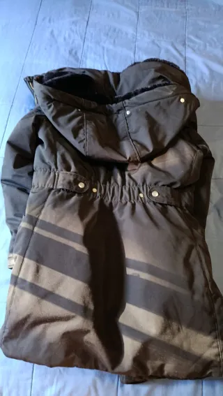 Abrigo negro Zara con capucha