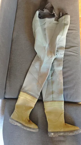 Traje de pesca con botas