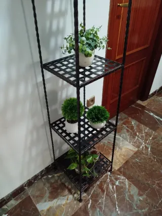 Estantería de forja negra