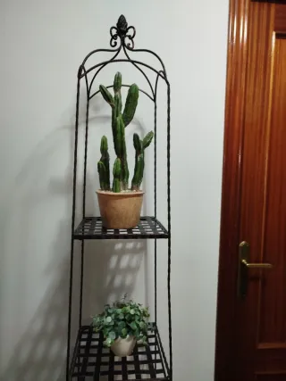 Estantería de forja negra