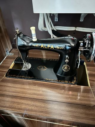 Máquina de coser Alfa antigua con mueble.